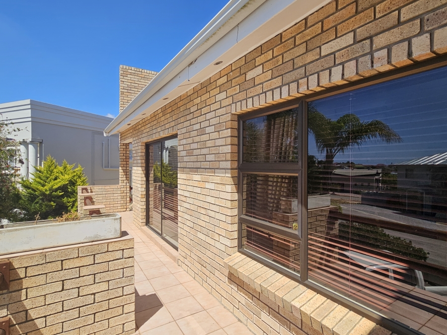 6 Bedroom Property for Sale in Wavecrest Eastern Cape